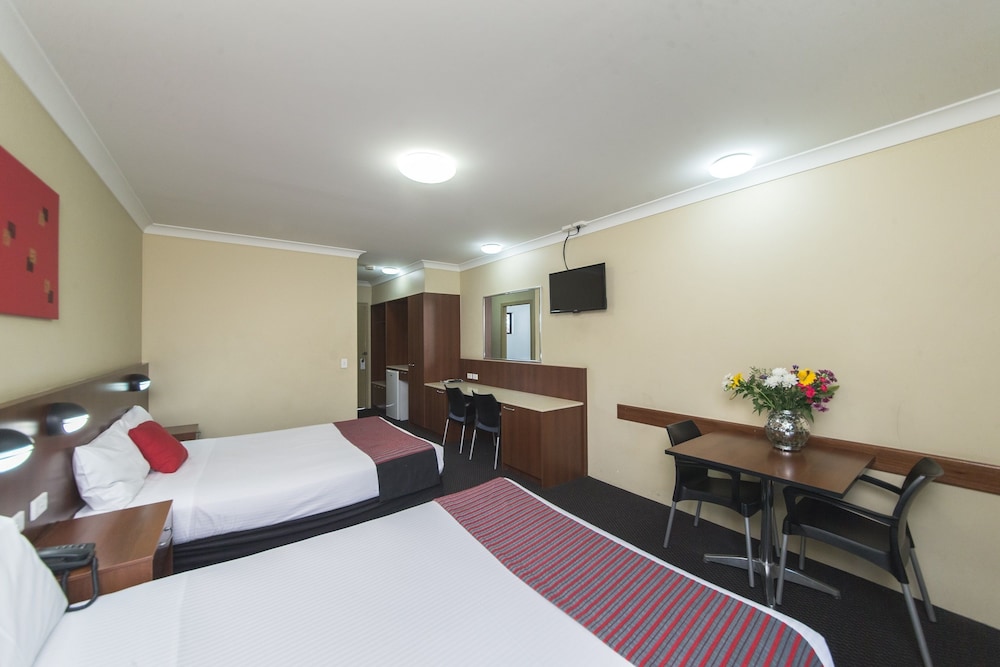 ROCKY RESORT MOTOR INN 14/65