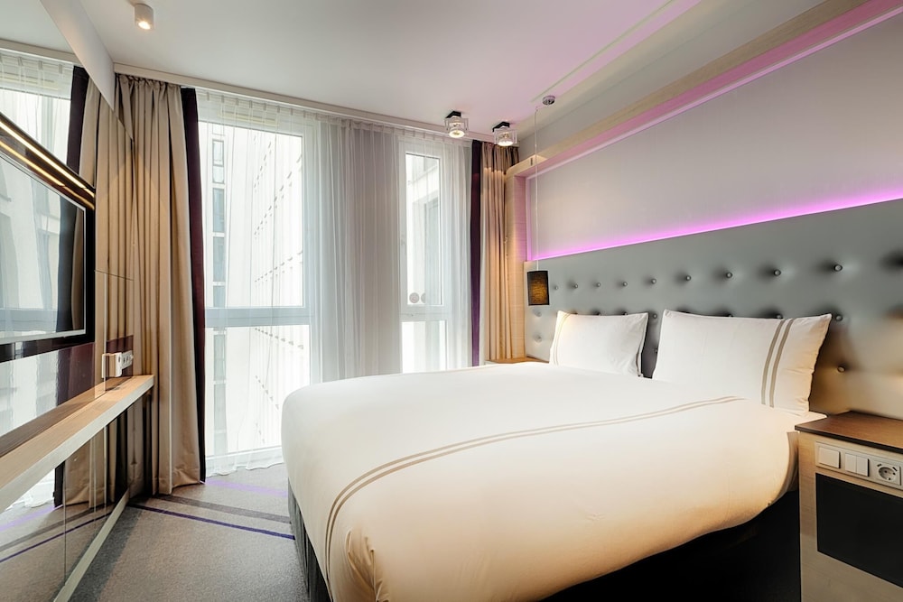 Premier Inn Berlin Alexanderplatz Hotel 12/53