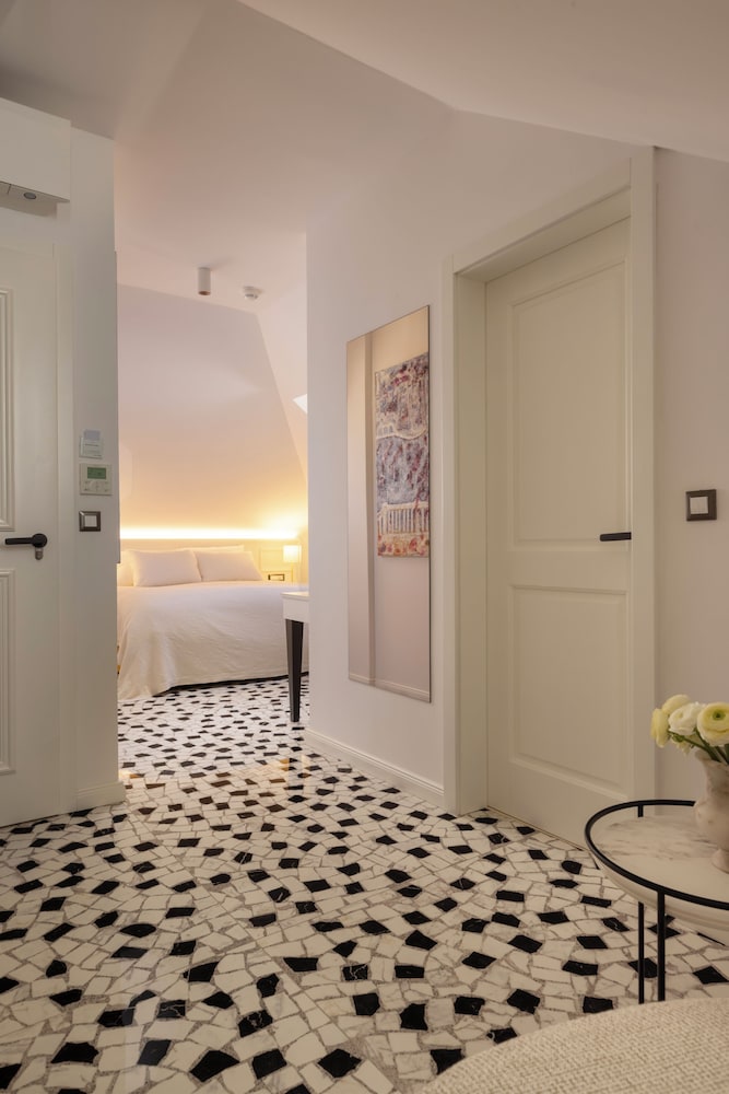 Heritage Hotel Lucia 4/49