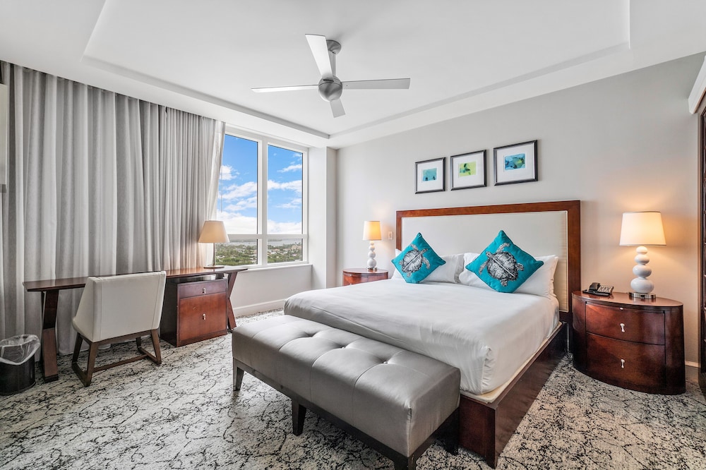 2 Bedrooms, Suite, 1 King and 2 Double Beds, Ocean View, 2 Bathrooms, Balcony