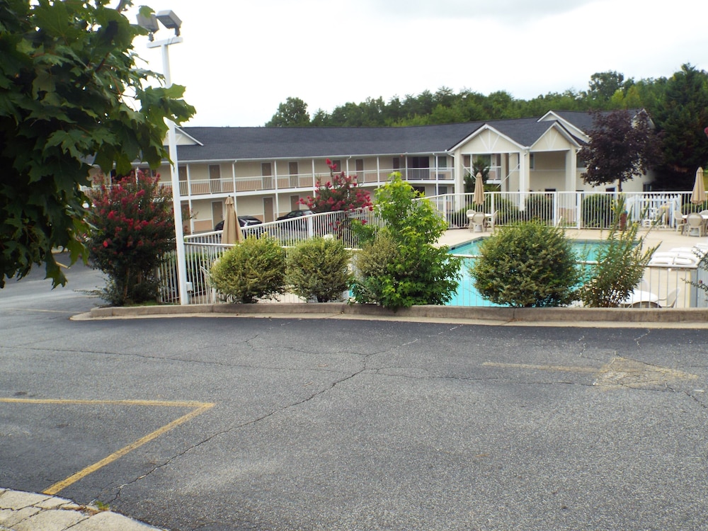 Days Inn by Wyndham Dahlonega 4/49