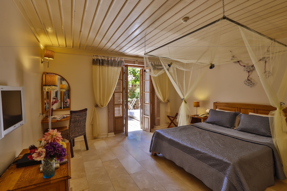 ROOM, DOUBLE BED, HOT TUB, TERRACE, GARDEN FLOOR