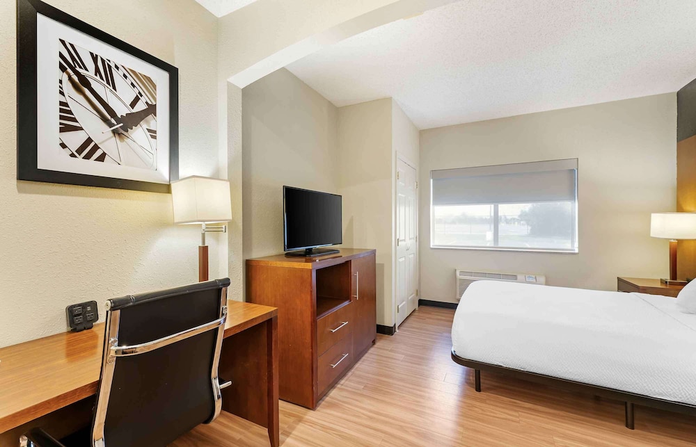 Comfort Suites Buffalo Airport 8/25