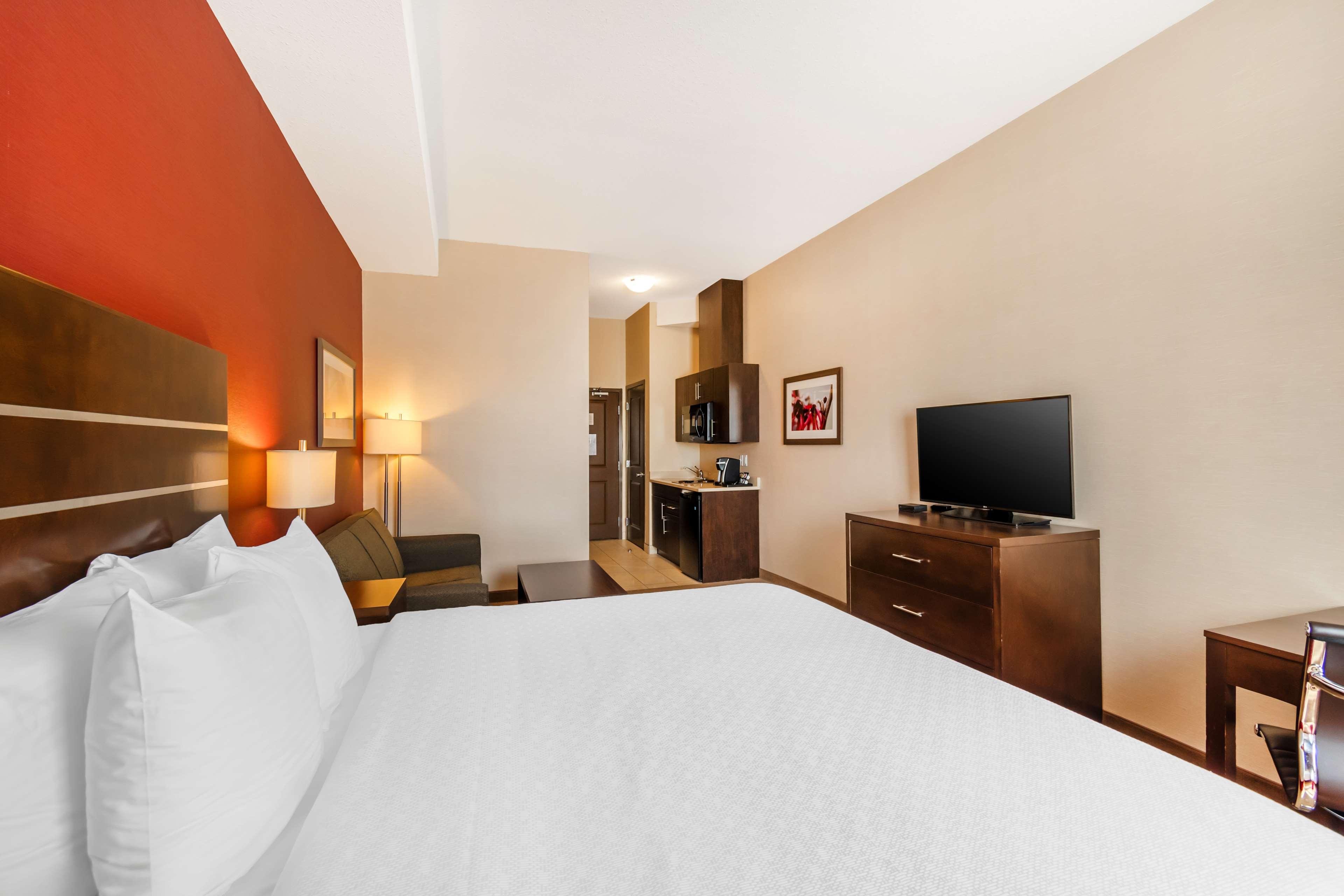 جناح، Best Western Plus Kindersley Hotel 2/6