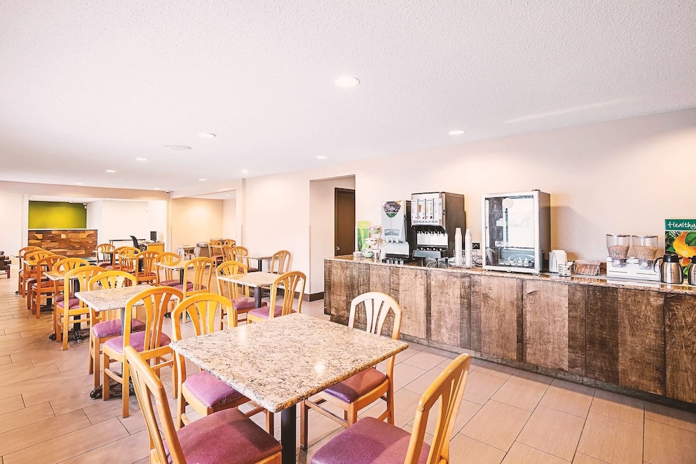 Norwood Inn & Suites Milwaukee 34/43