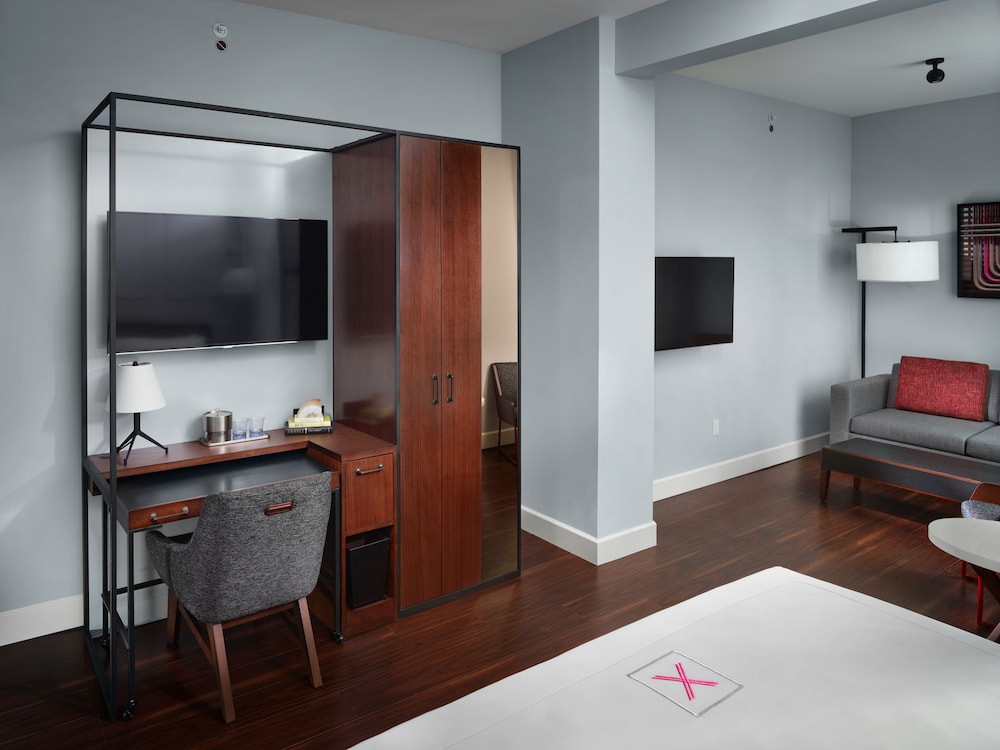 Axiom Hotel 38/76