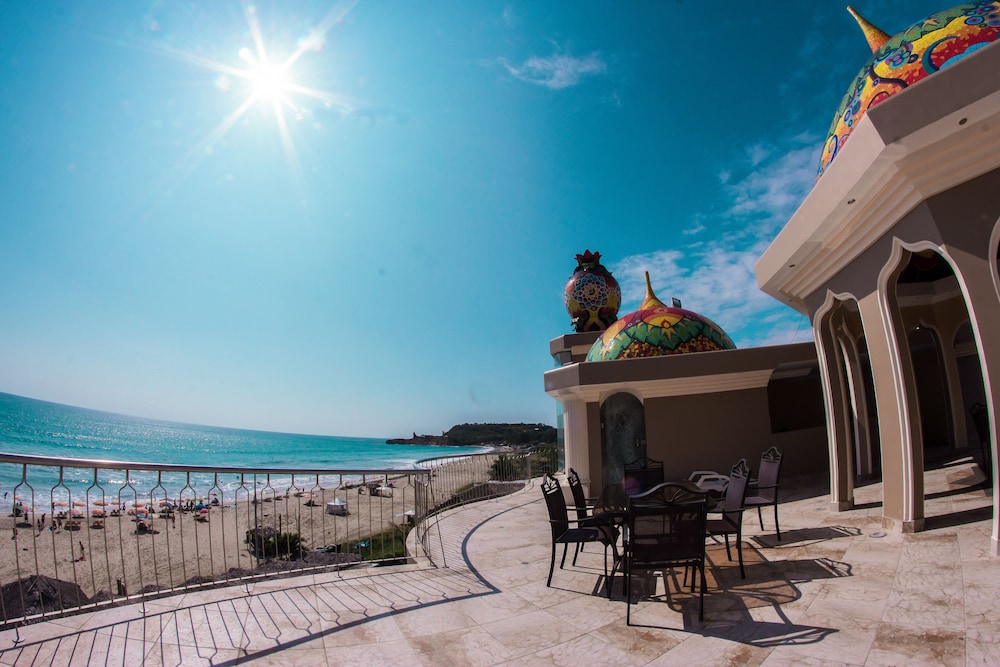 Dharma Beach Hotel 53/57