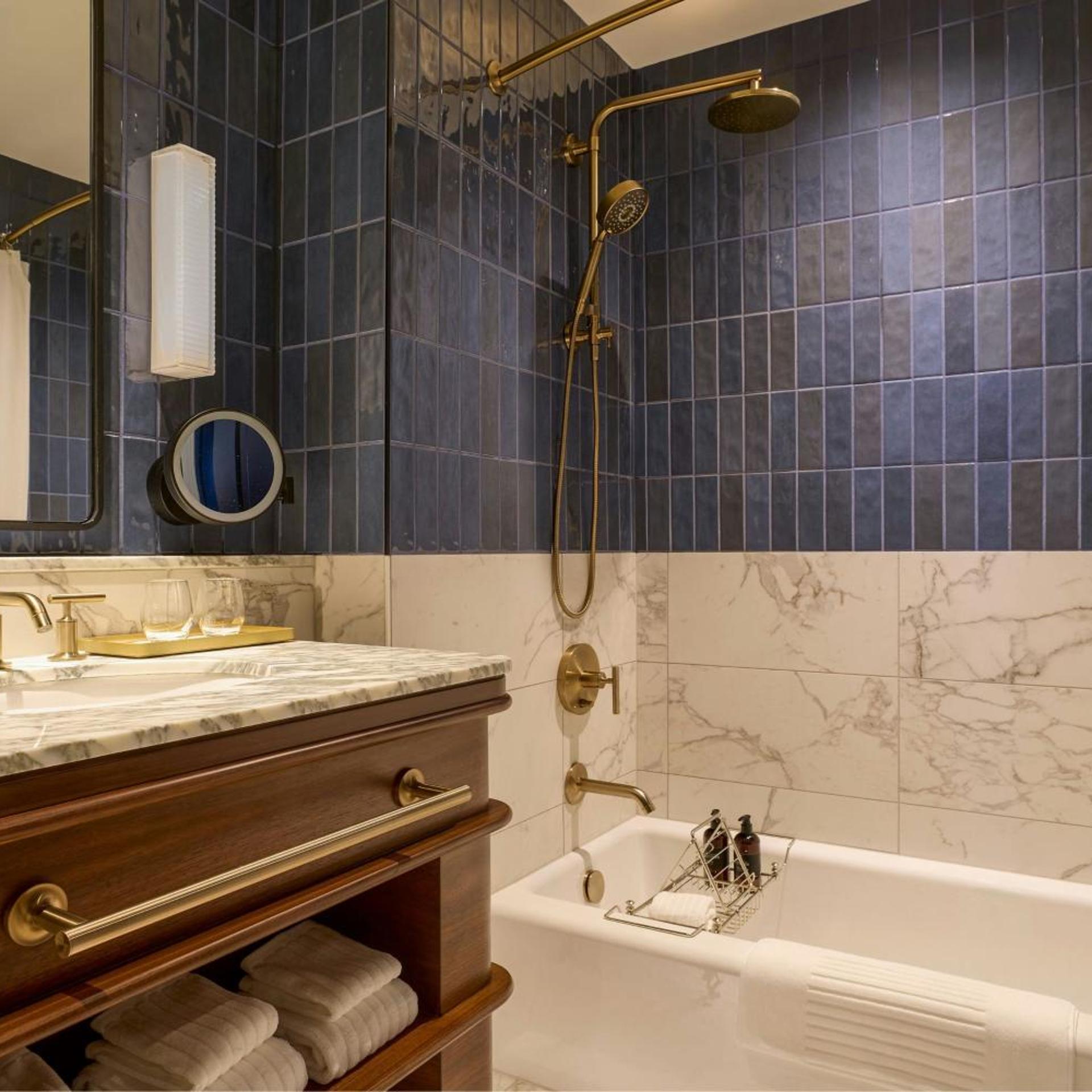غرفة قياسية بسرير كينج وسريرين كوين لذوي الإعاقة، The Dearborn Inn A Marriott Hotel 4/7