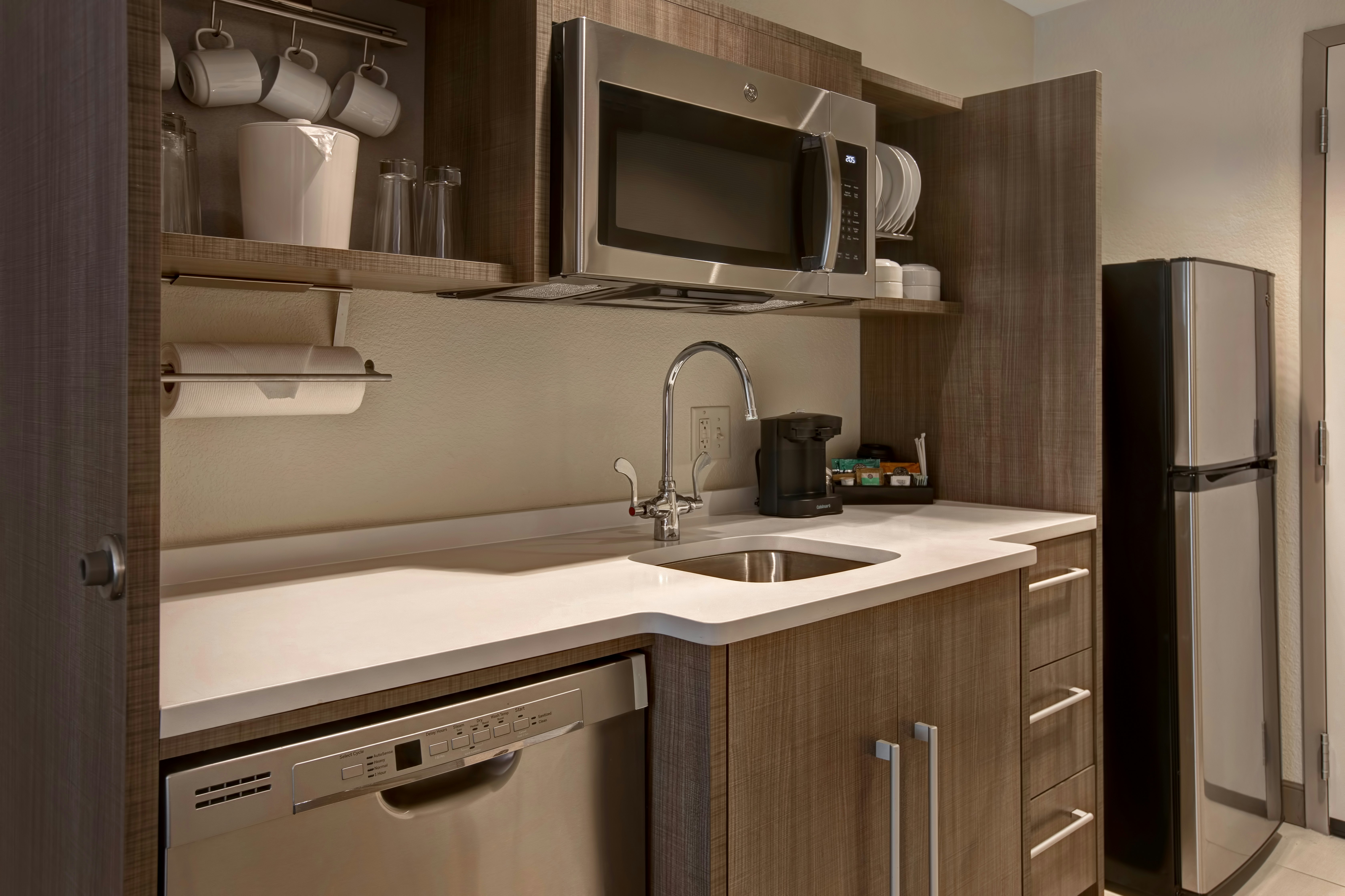 غرفة بسرير كوين بإطلالة على النهر بشرفة، Home2 Suites By Hilton San Antonio Riverwalk Tx 6/9
