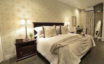 1 Bedroom, Luxury, Suite, King Bed, Bath and Shower