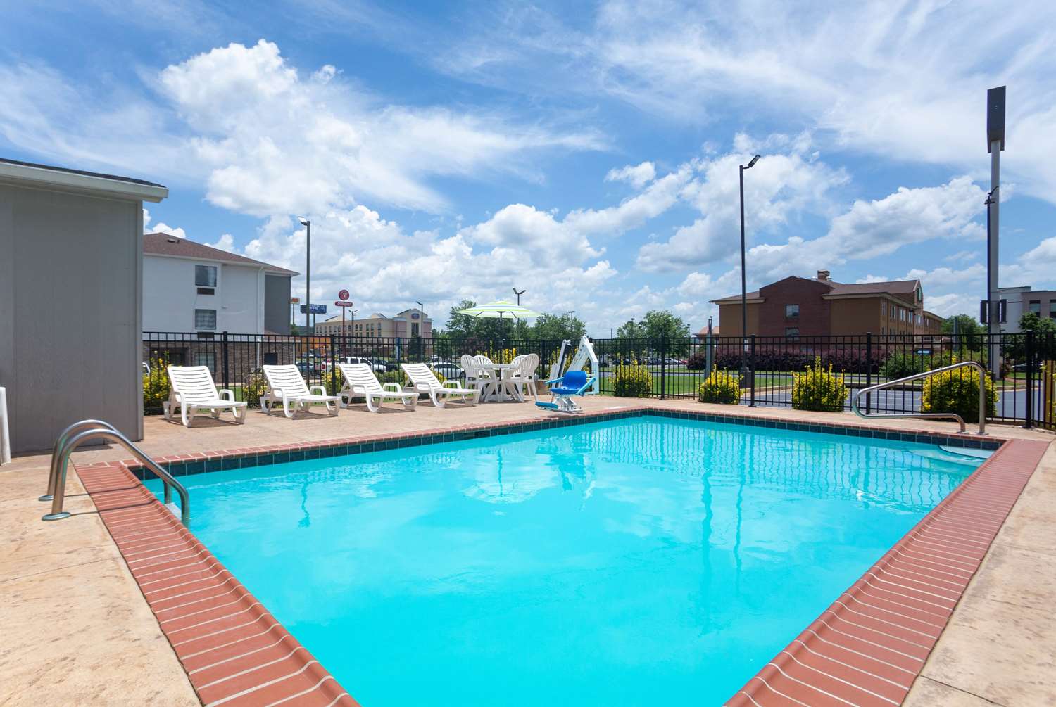 La Quinta Inn Suites By Wyndham Oxford Anniston 7/14