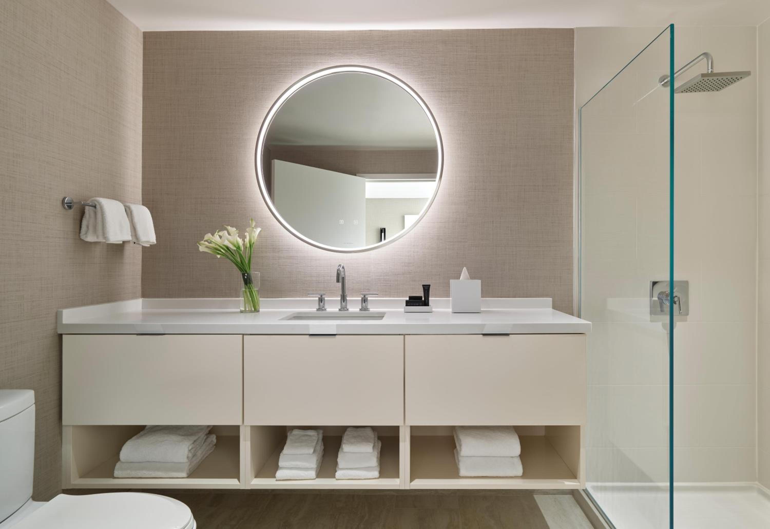 1 Bedroom, Suite, King Bed, 2 Balconies، One Washington Circle DC, Tapestry Collection by Hilton 5/6