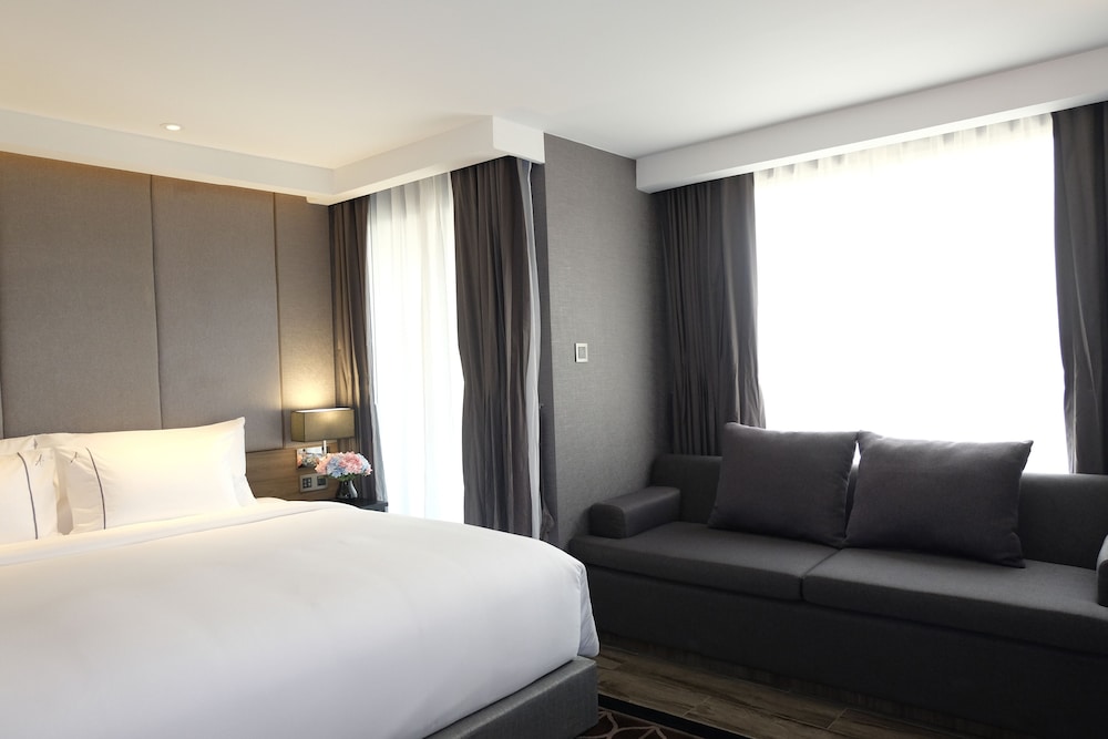 Ayathorn Bangkok Hotel 12/50