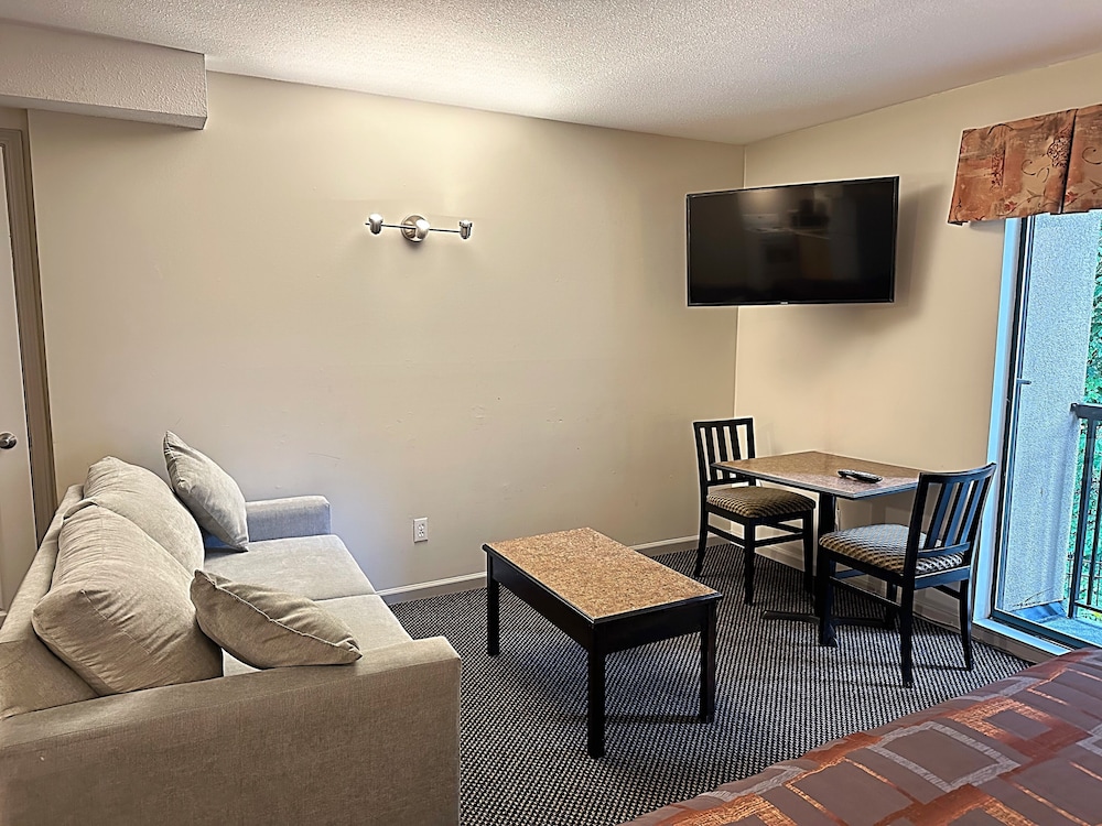 Canadian Inn 22/34