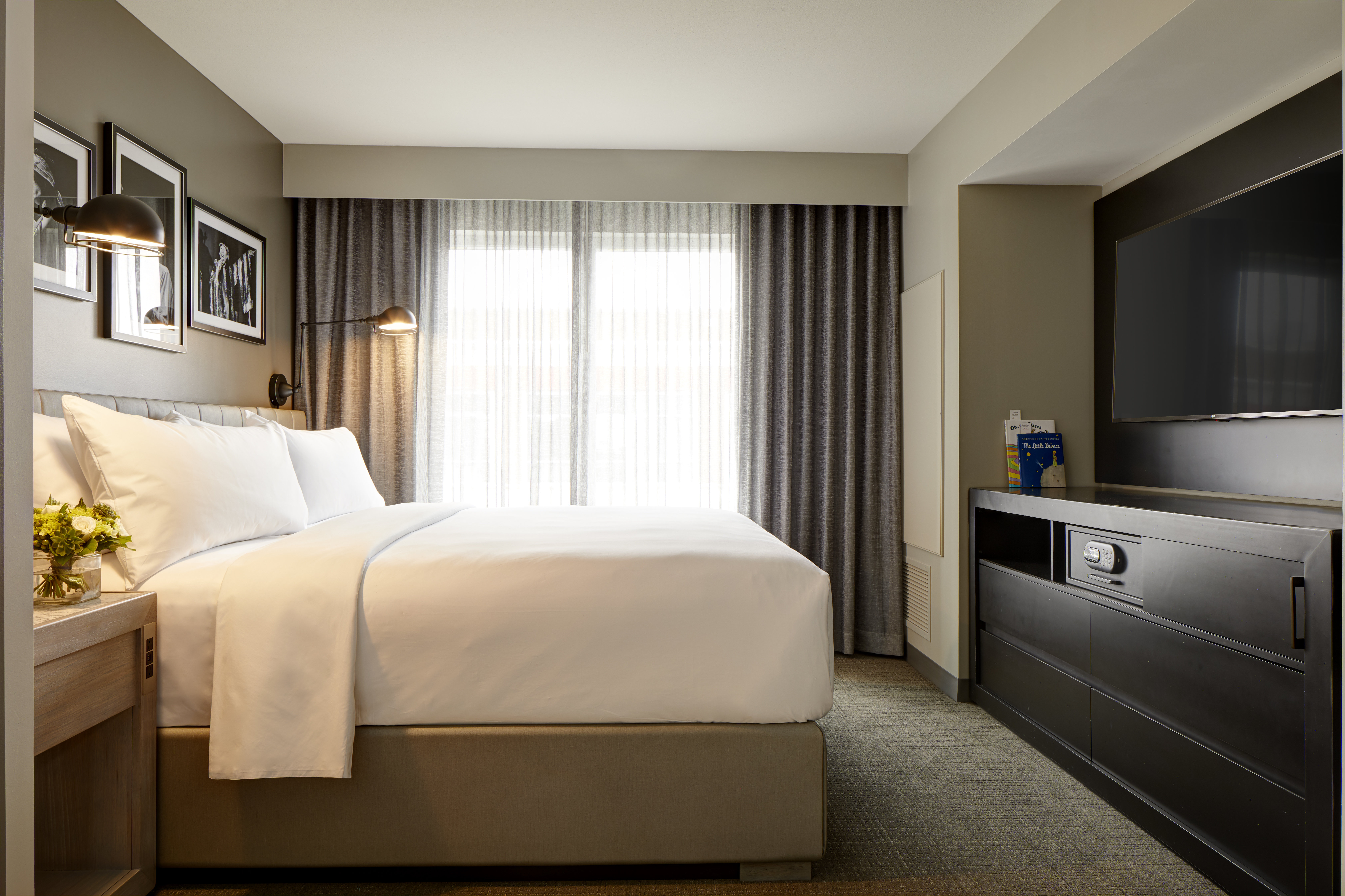 Suite, Balcony, Den