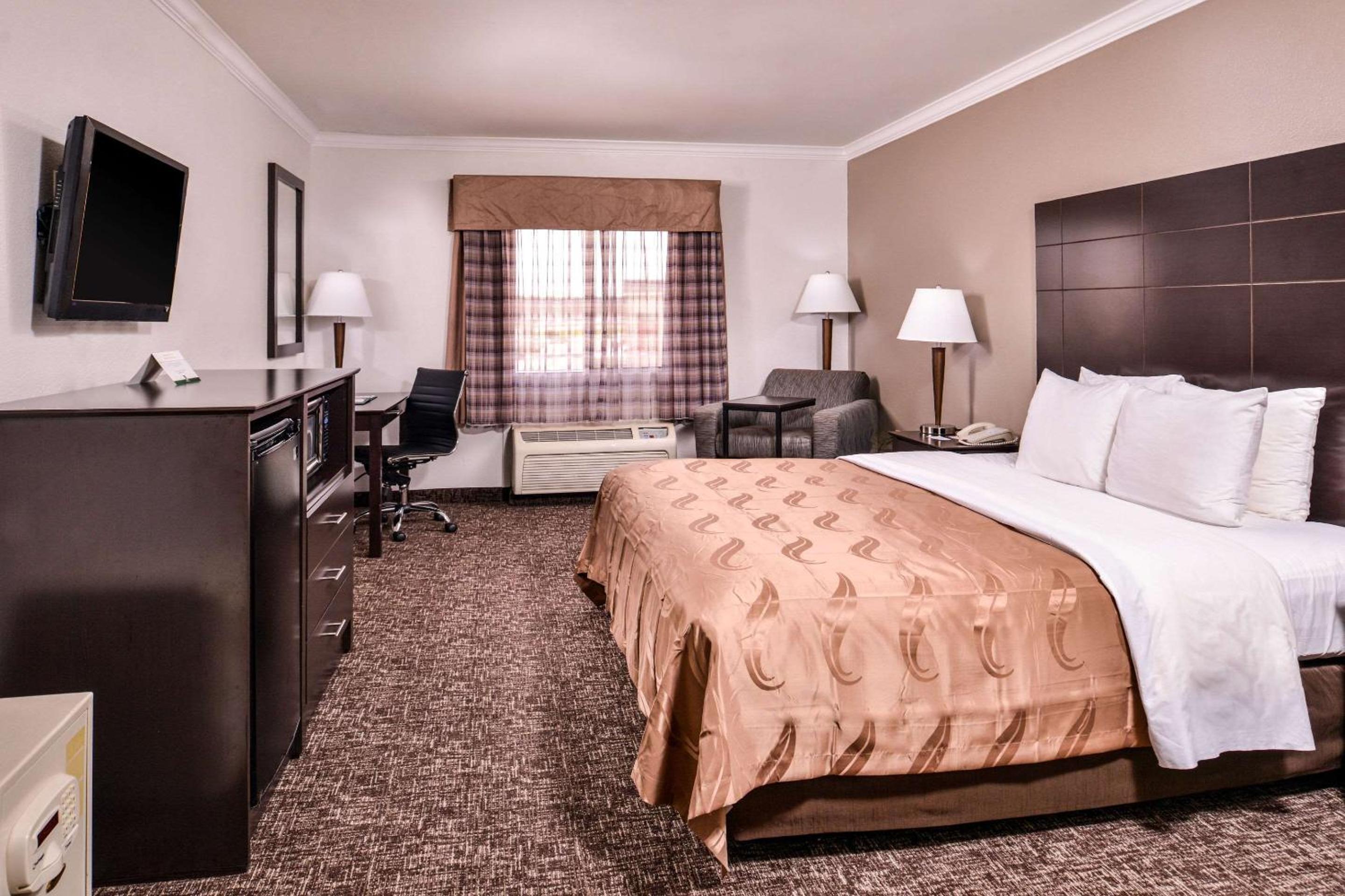 ROOM, KING BED