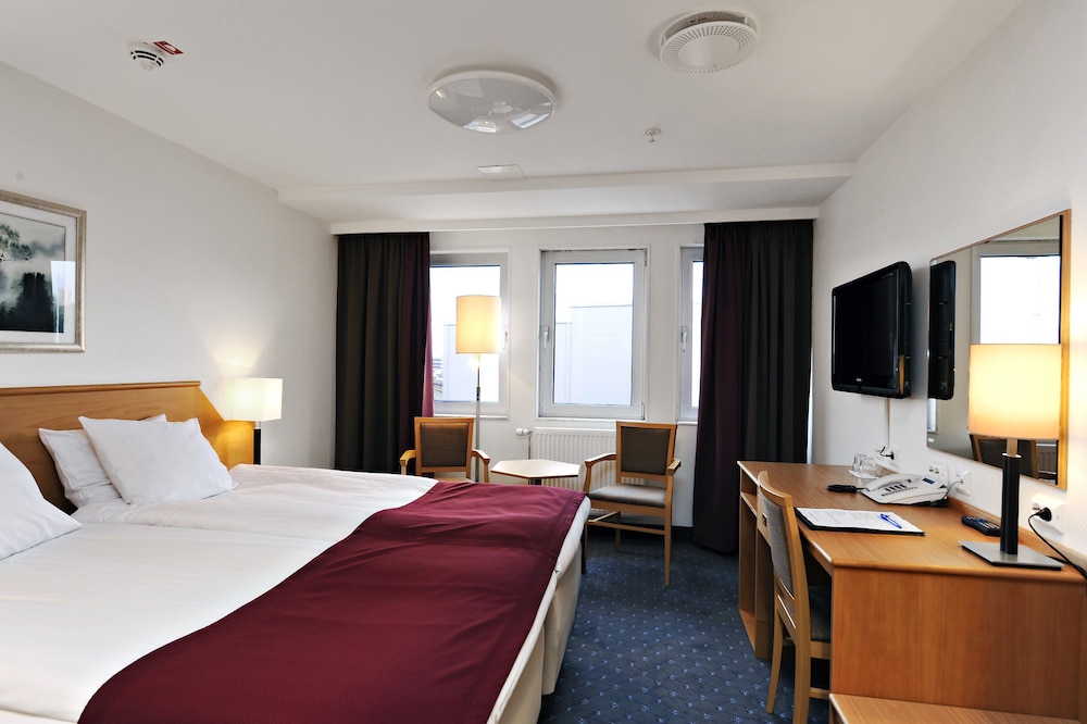 ROOM, TWIN BEDS