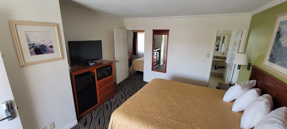 Redondo Inn and Suites 3/48