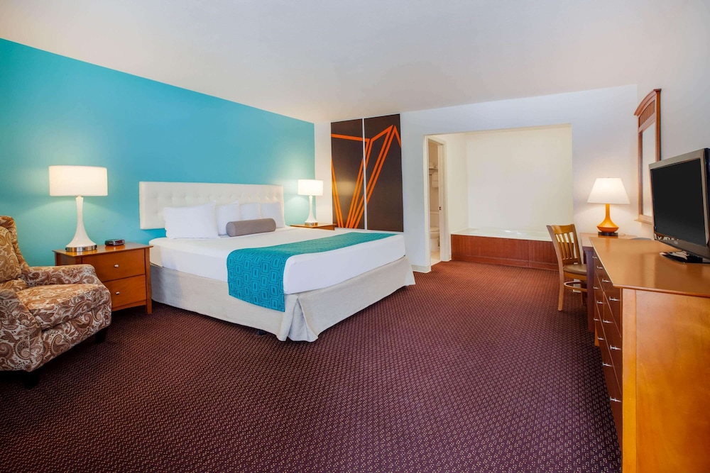 Howard Johnson by Wyndham Traverse City 10/47