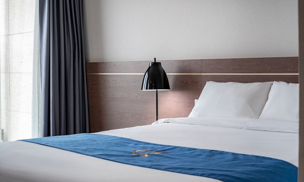 غرفة قياسية بسرير كوين، Golden Tulip Essential Namgang 5/8