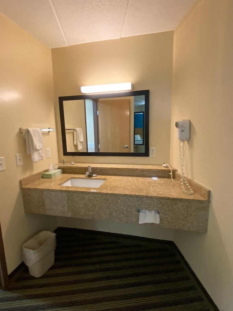 American Inn and Suites Peosta, IA 2/35