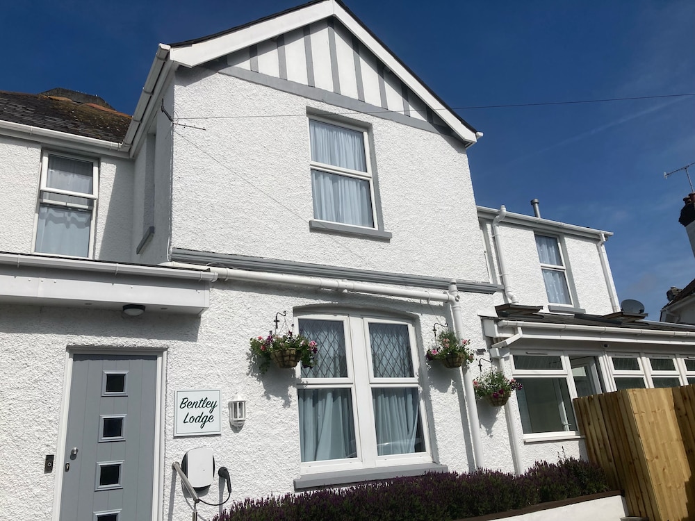 Bentley Lodge 2/50