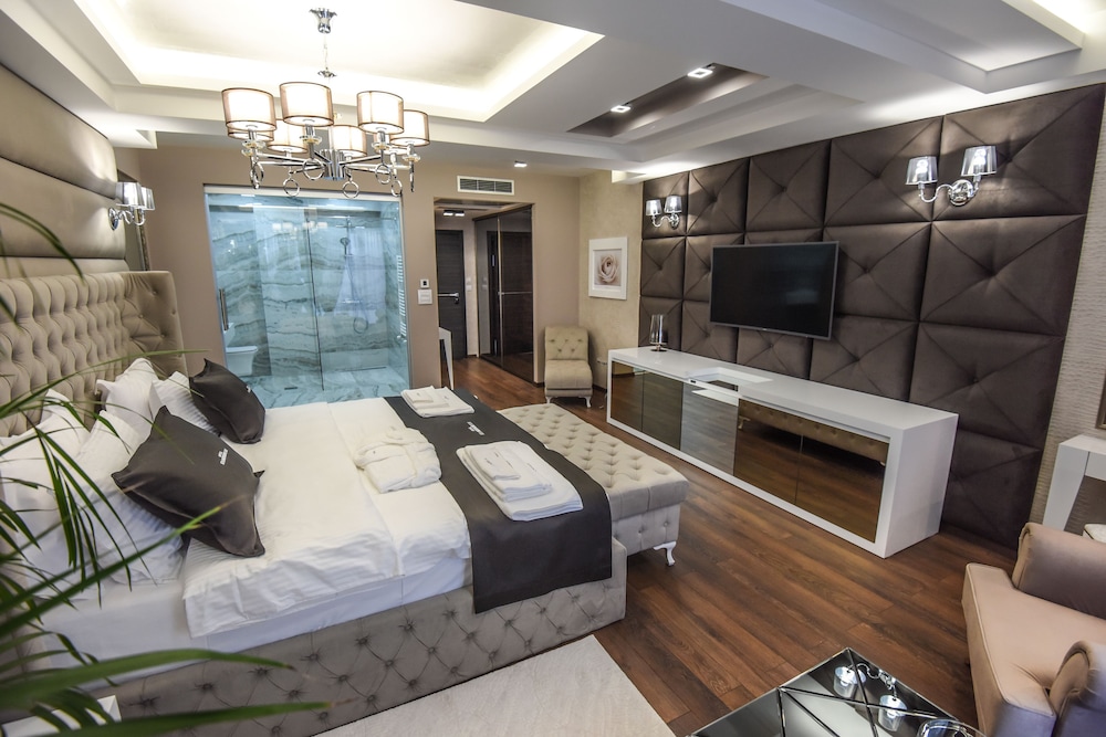 Mirror Hotel 32/38