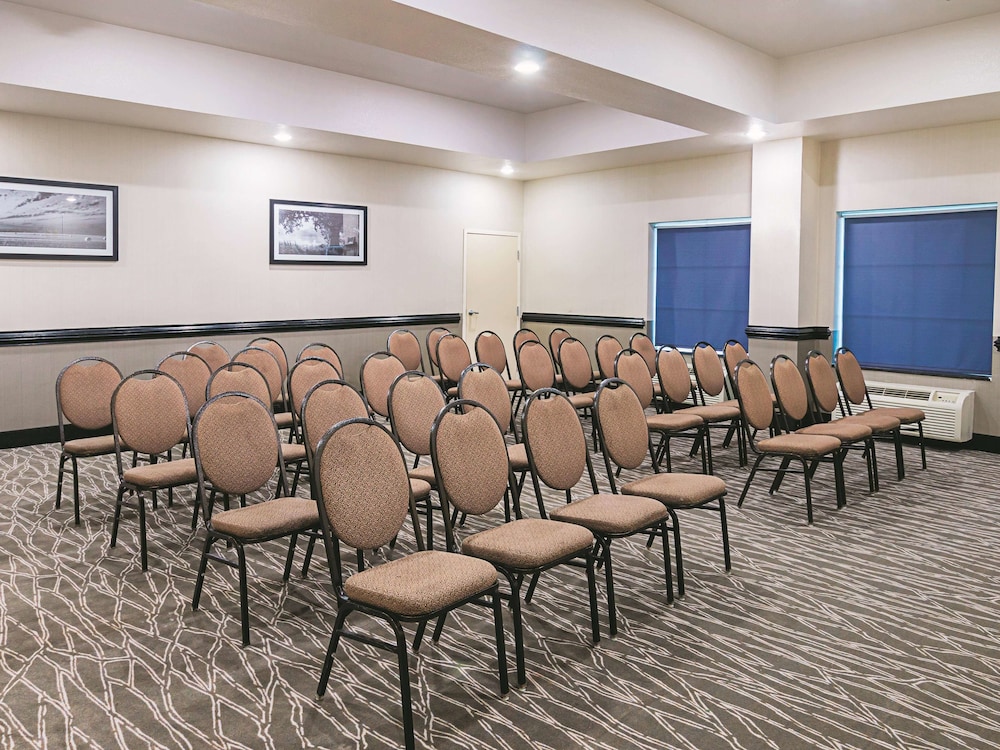La Quinta Inn & Suites by Wyndham Ft. Worth - Forest Hill TX 37/49