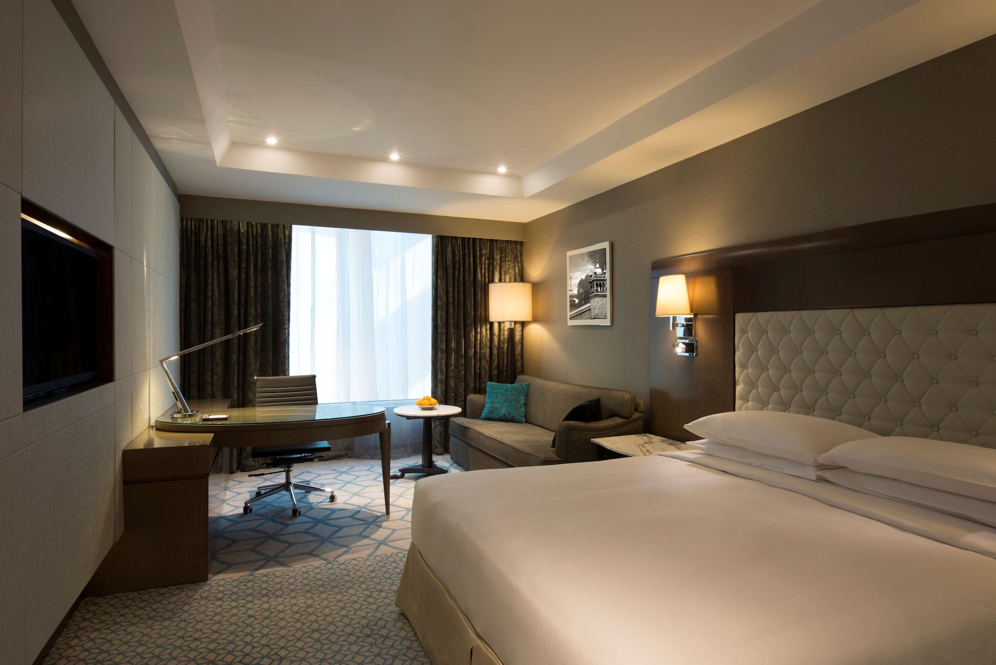 غرفة بسرير كينج