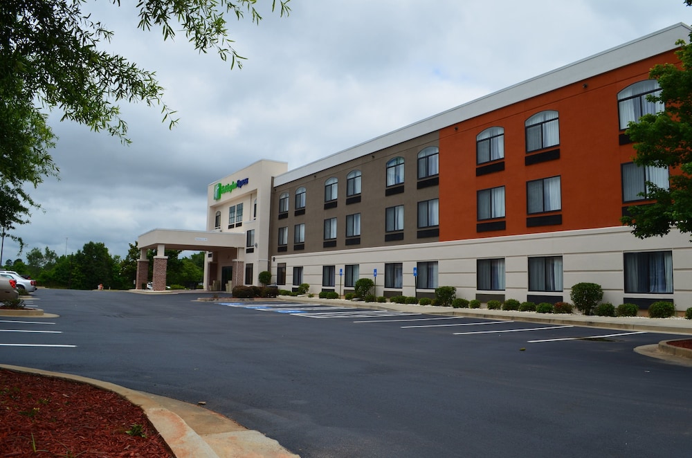 Holiday Inn Express Madison 3/45