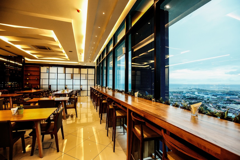 The Shore Hotel & Residences 50/65