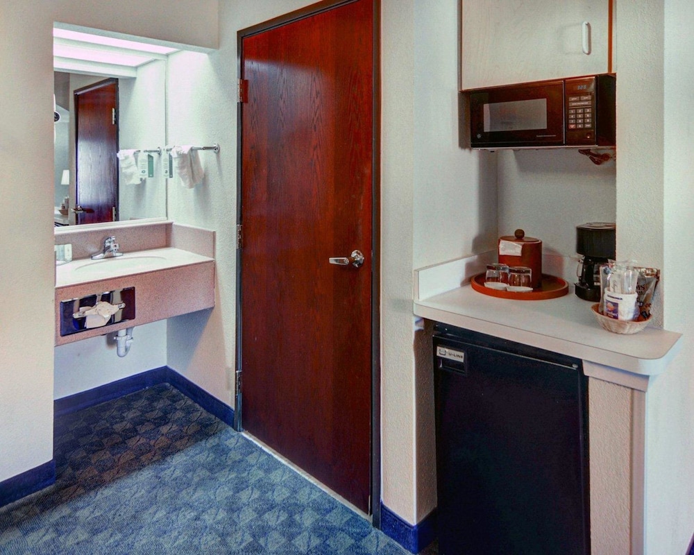 Quality Inn & Suites Irving DFW Airport South 13/34