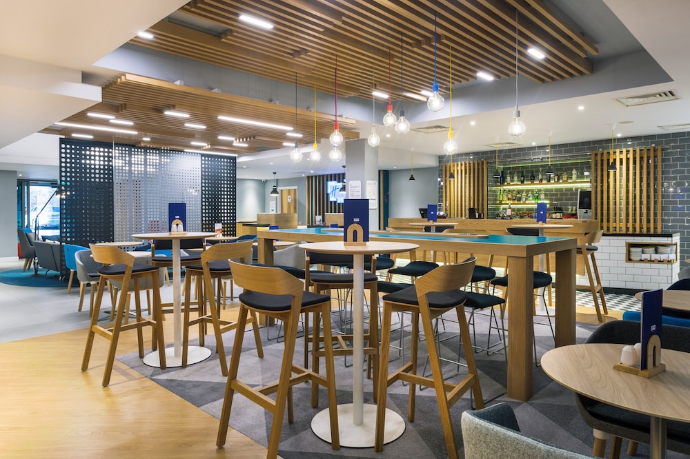Holiday Inn Express Watford Junction 44/68