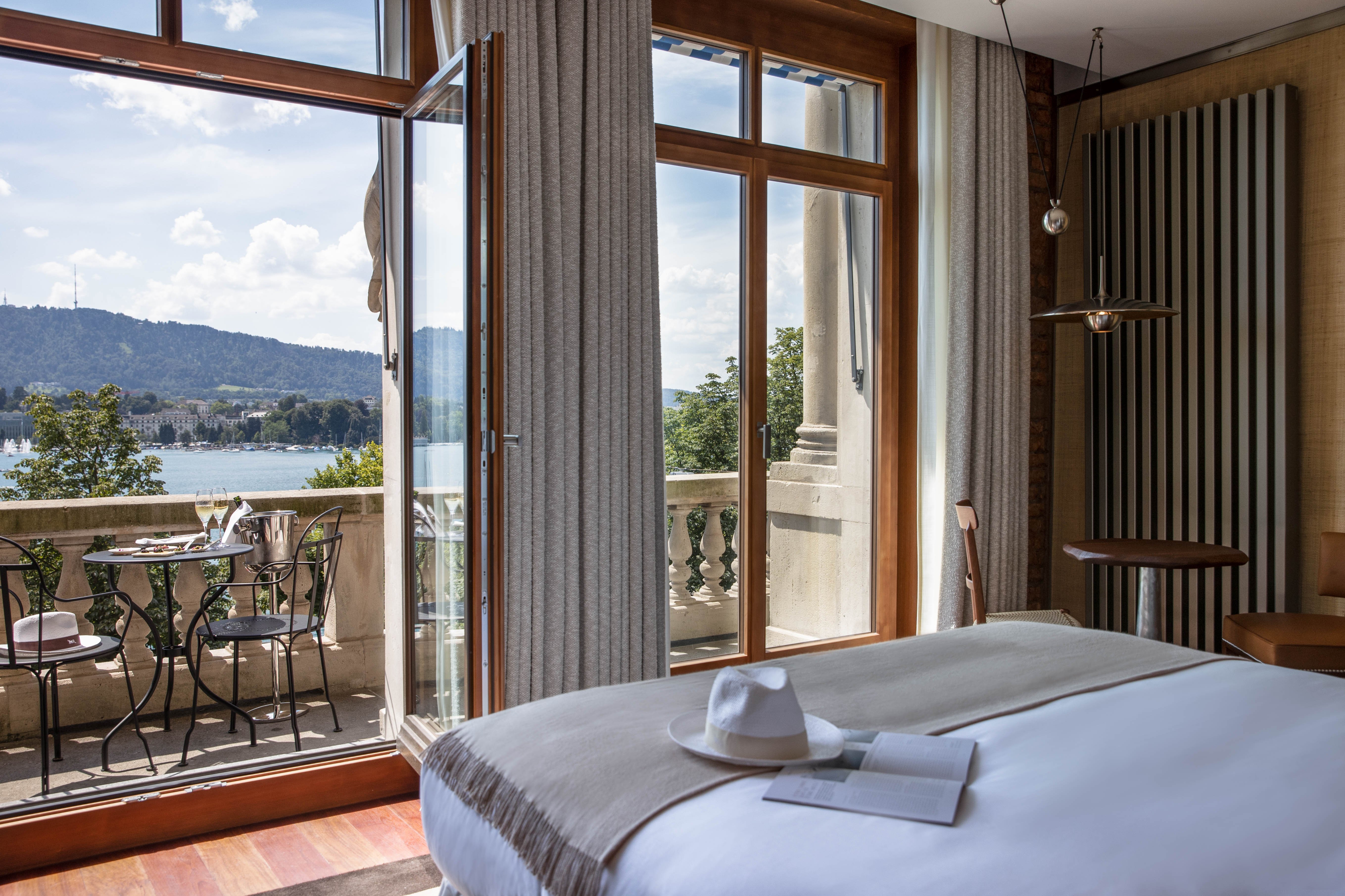 Room, Lake View