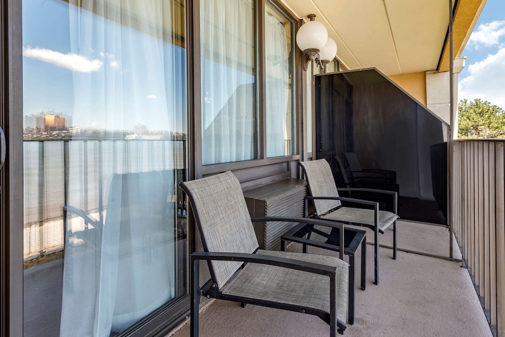 Comfort Inn Edgewater on Hudson River 25/37
