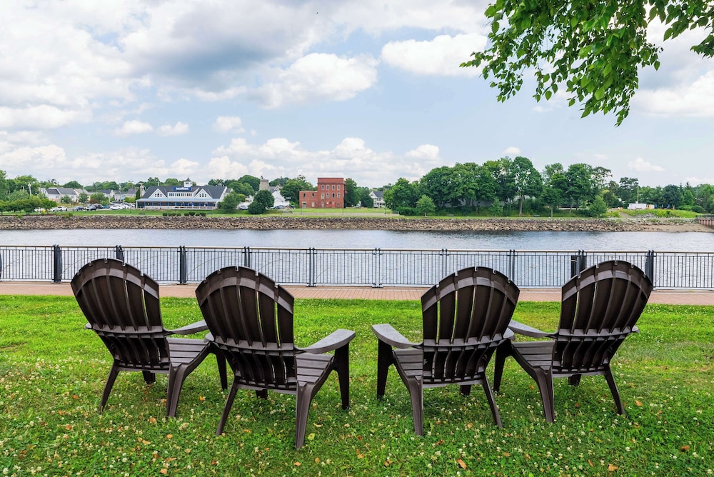 Fireside Inn And Suites 60/64