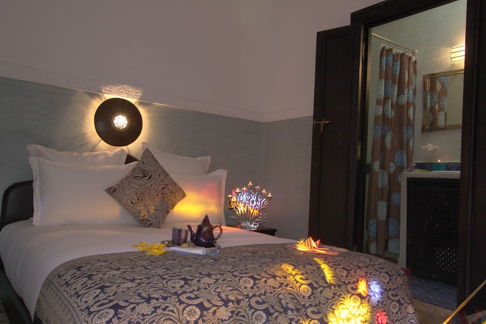 ROOM, SINGLE