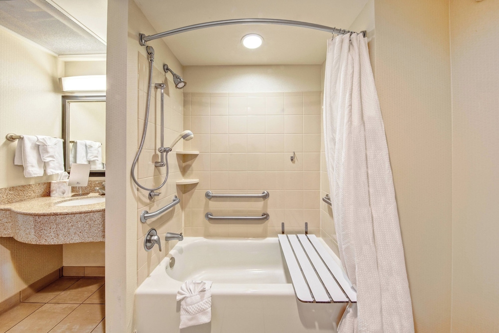 Courtyard by Marriott Kansas City Country Club Plaza 37/38