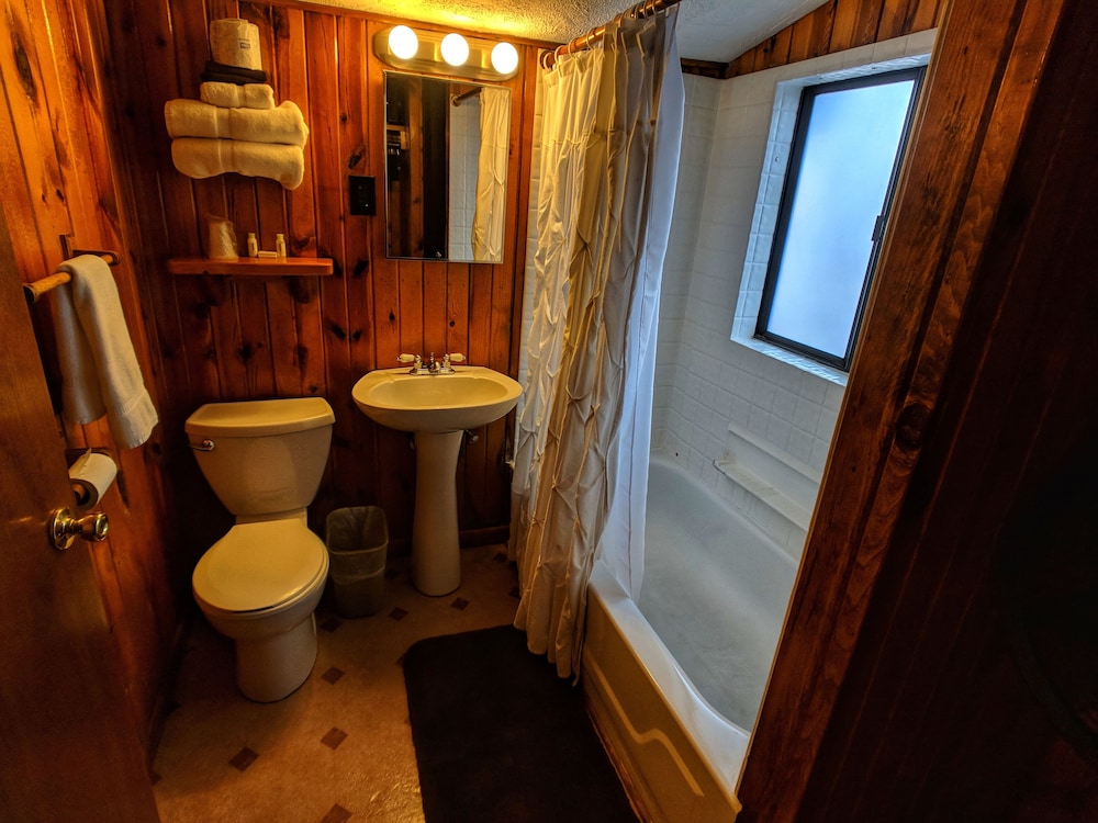 Foot of the Mountain Motel 38/71