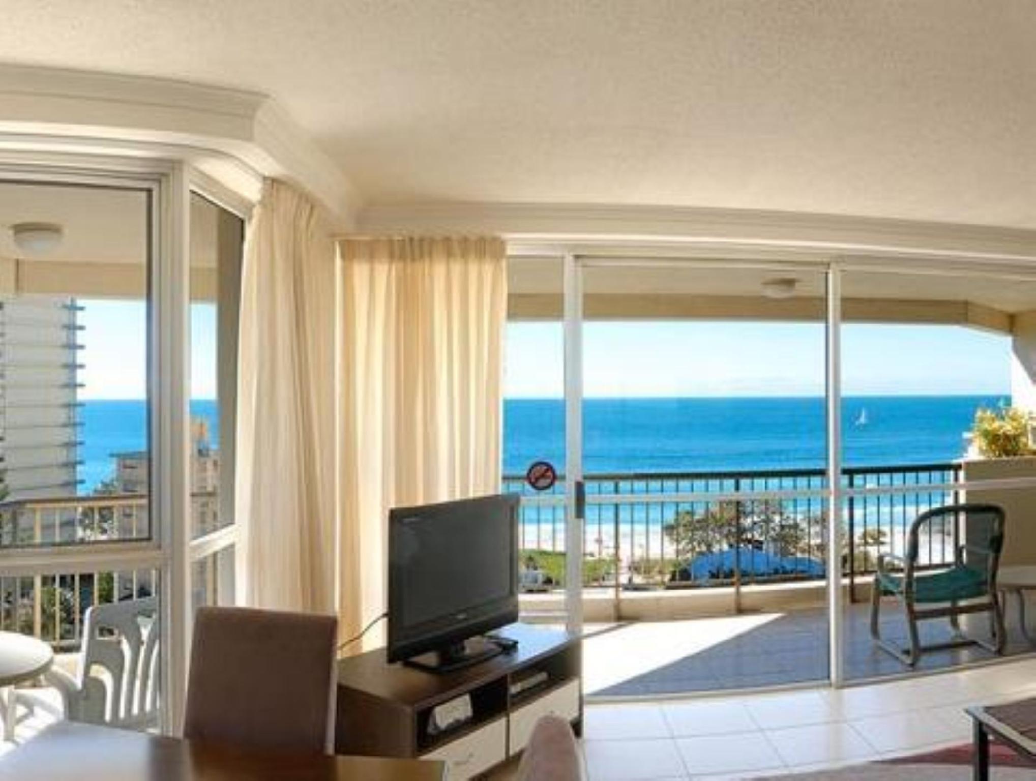2 Bedrooms, Pool