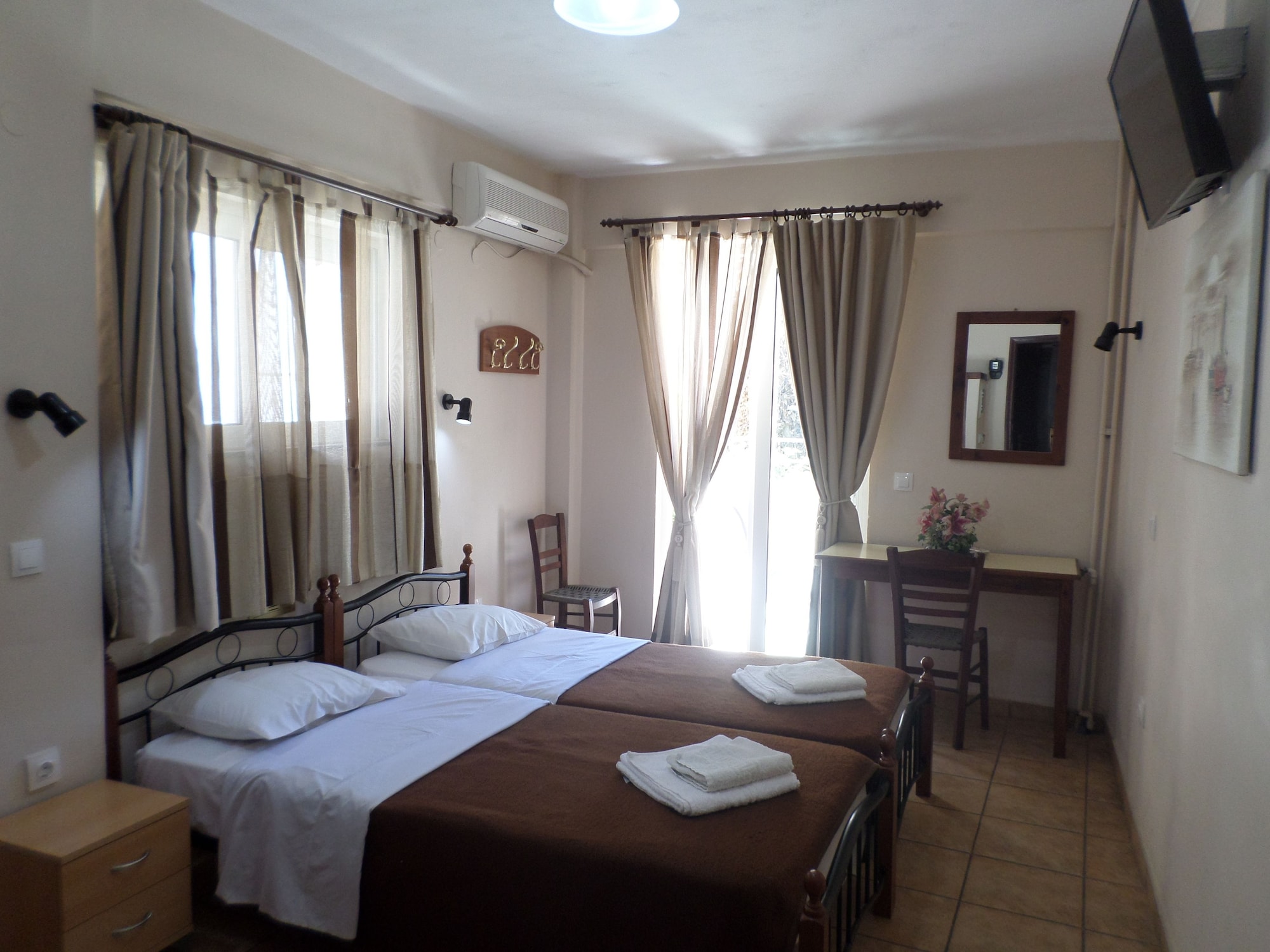 ROOM, TWIN BEDS