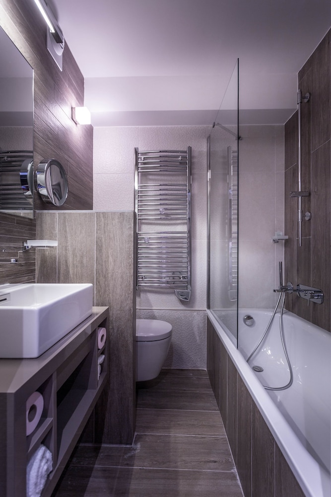 LE GRAND AIGLE HOTEL 50/50