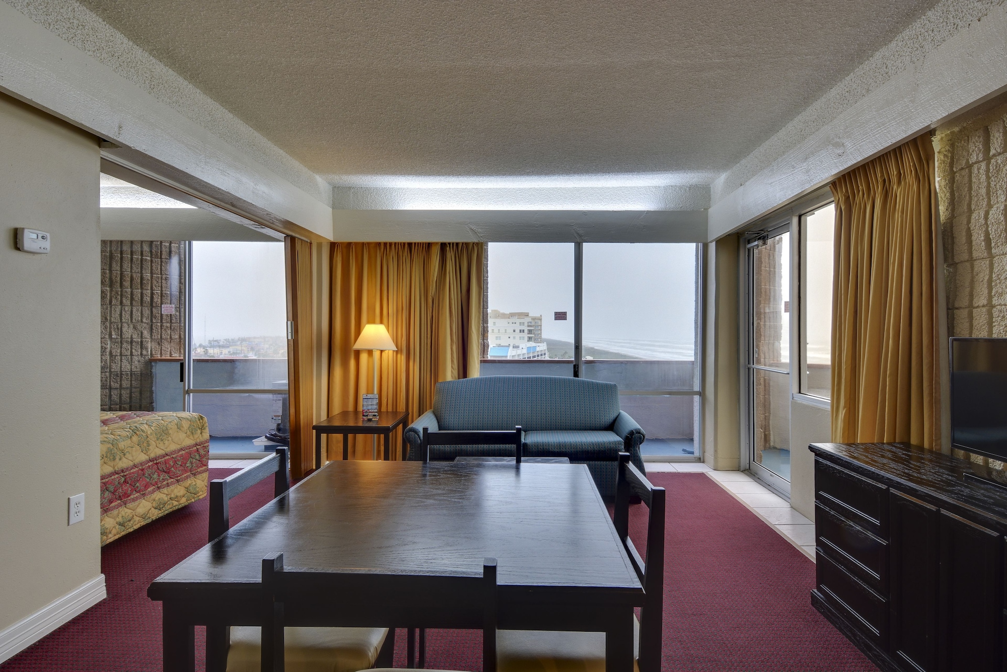 2 Bedrooms, Family Suite, 1 Queen and 1 Single Bed, Ocean Front, Sofa، Padre South Hotel On The Beach 3/4