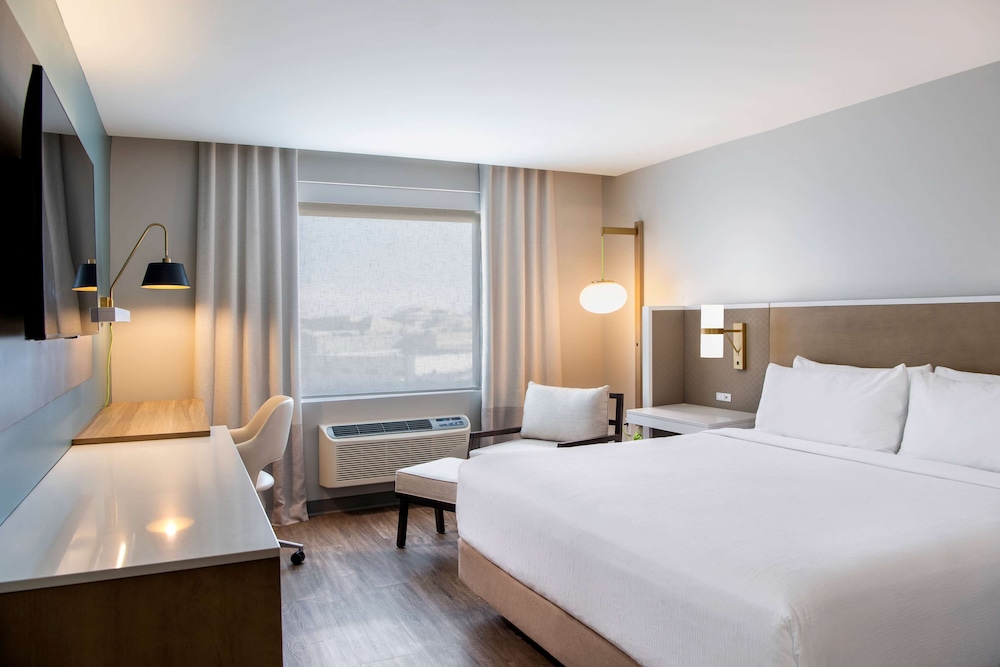 ROOM, KING BED