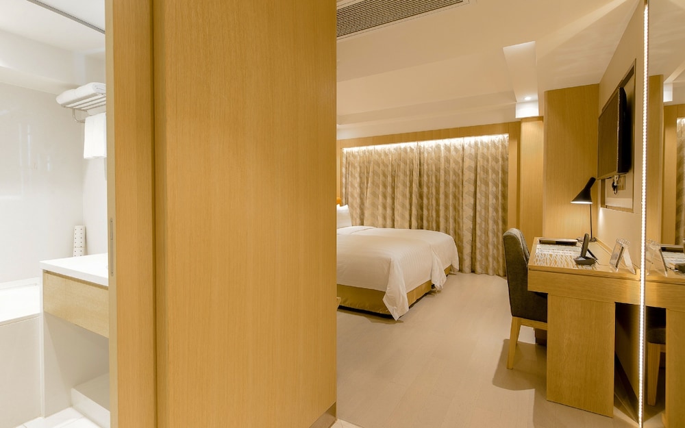 Royal Dragon Hotel 29/30