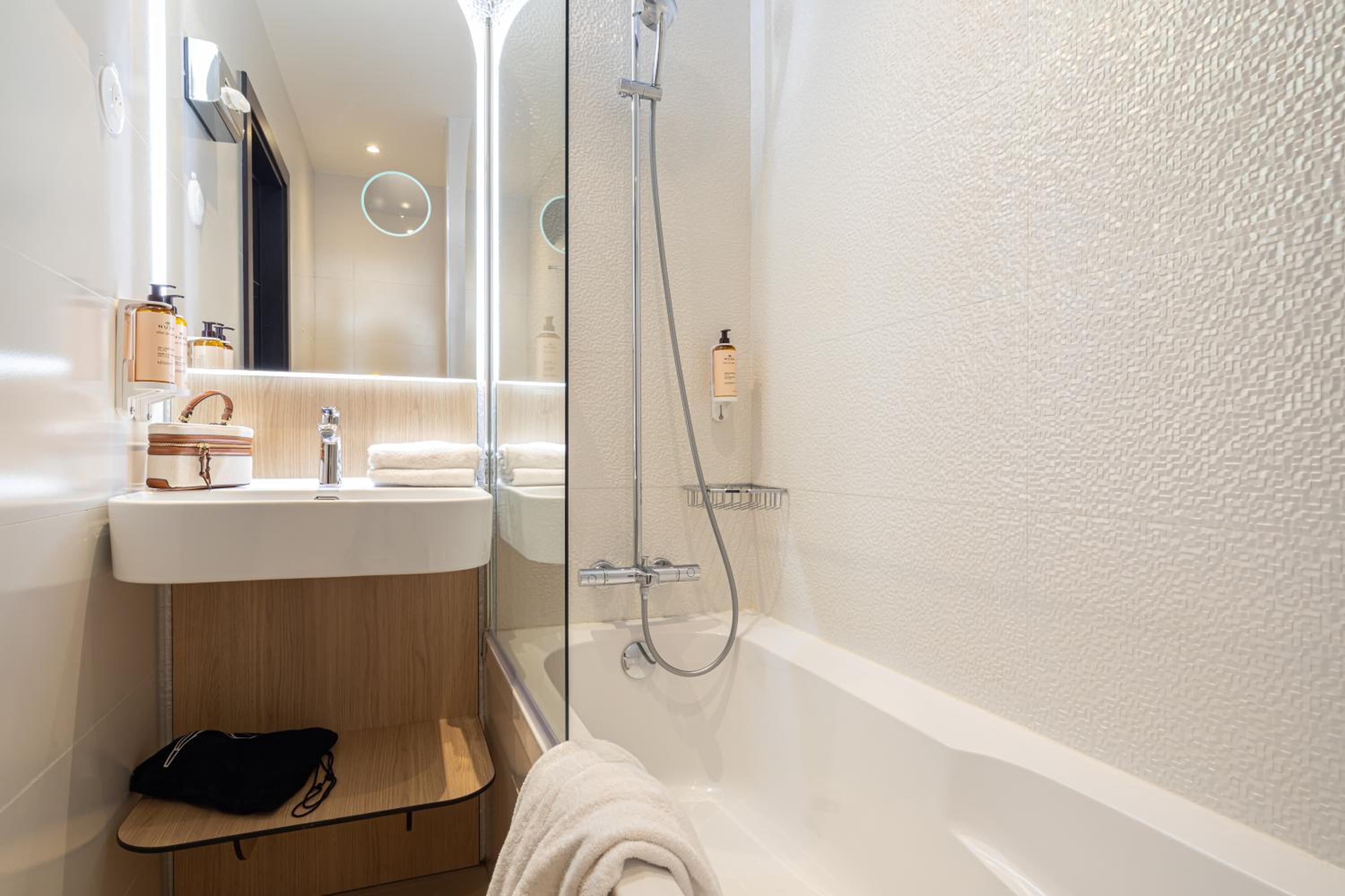 غرفة بريفيليج بسرير مزدوج أو سريرين منفصلين بإطلالة على البحر بشرفة، Hotel Albert 1er Nice 6/8