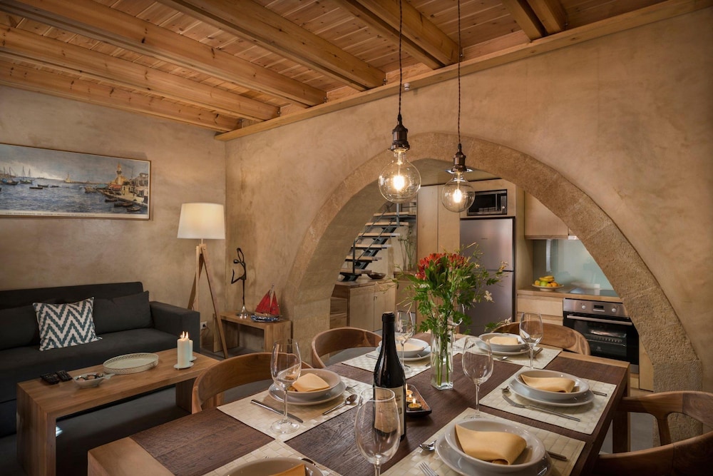 Neoria Houses 23/50