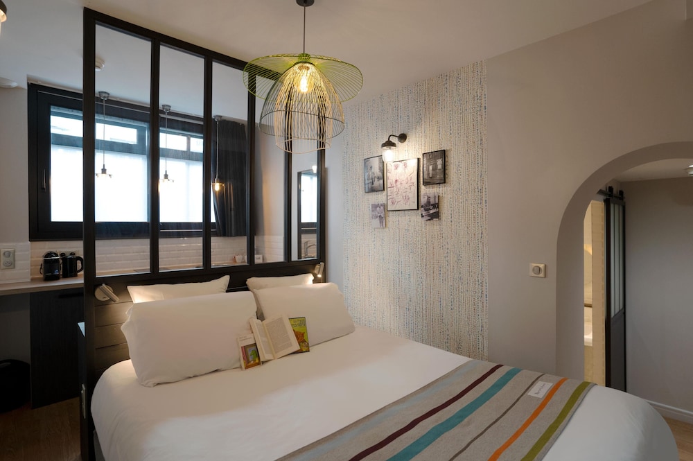 STUDIO, QUEEN BED, KITCHEN
