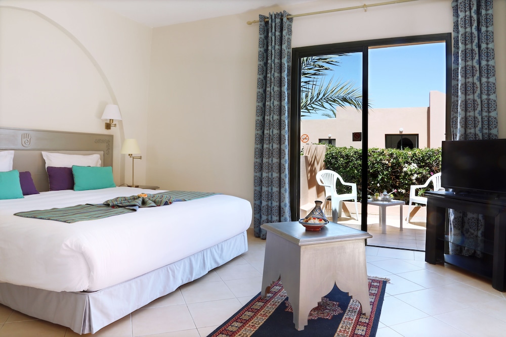 ROOM, DOUBLE BED