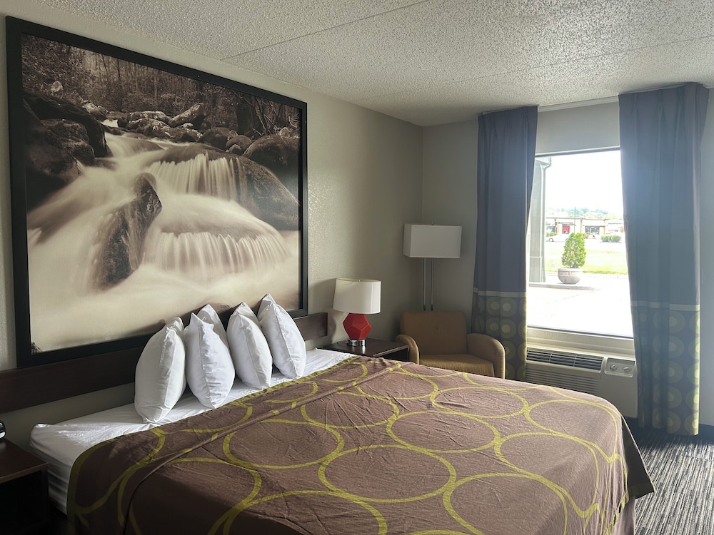 Super 8 by Wyndham Pigeon Forge Dollywood Lane 24/56